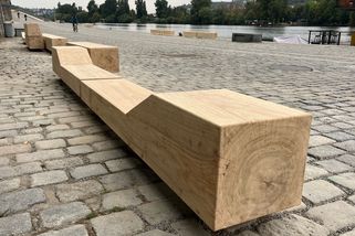 Video: Na pražské náplavce už jsou nové lavičky. Cena kolemjdoucí překvapila - Seznam Zprávy